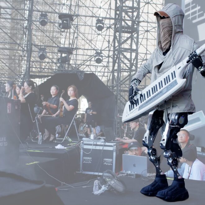Band Appears on Stage With Poorly-Disguised Robot Playing the Keytar