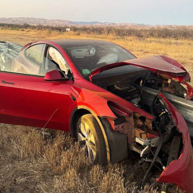 Tesla on “Lane Assistance” Mode Gets Horrifically Impaled on Guardrail
