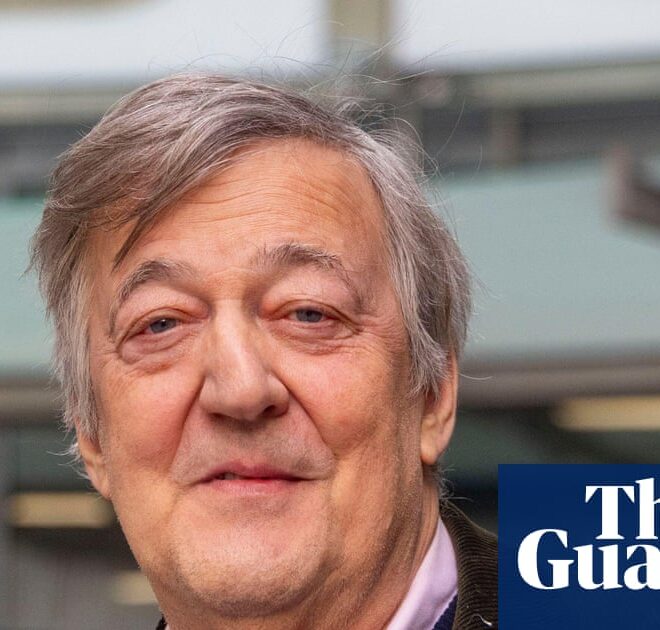 Stephen Fry sues tech conference organisers for £100,000 over fall from stage | Stephen Fry